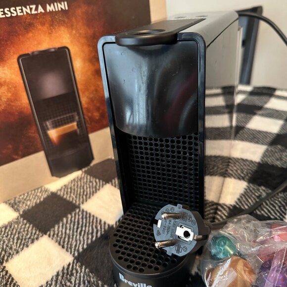 Breville Nespresso Essenza Mini Espresso Machine w Pods (European Plug) - Picture 2 of 5